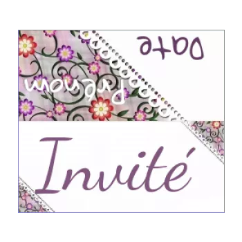 etiquette bapteme table fleur mauve 